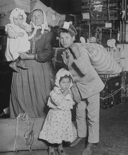 Lewis Hine: Italian Family Looking for Lost Baggage, Ellis Island, 1905