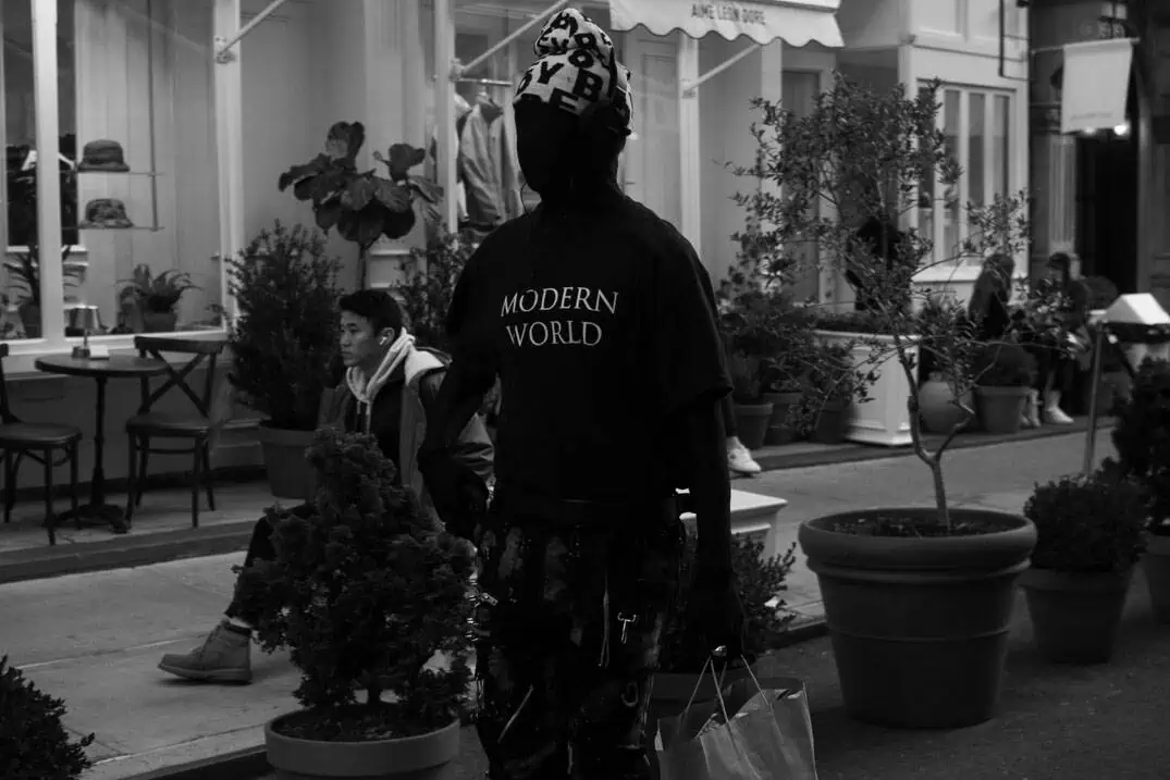 New York street photography tour - Man wearing a Modern World shirt