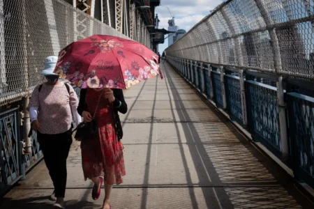New York Red Umbrella, Manhattan Bridge, 2021