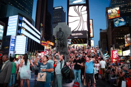 Times Square Statue & Crowd, 2015