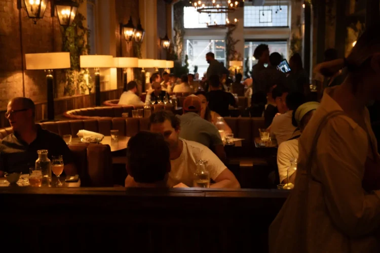 Au Cheval Crowd, Cortlandt, Alley, 2013